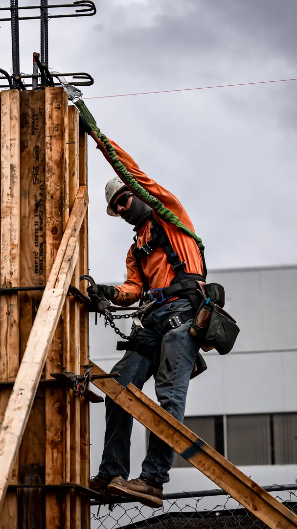 PW Concrete carpenter rigging a column form
